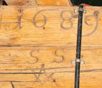 Ein Balken weist mit der Aufschrift "1689" auf das Datum seines Einbaus hin.