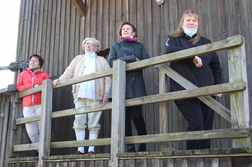 Auf dem »Vereinsbalkon« der Paltrockwindmühle warten Peggy Krebs (Vizechefin), Hans-Jörg Feller (Müller im Ehrenamt), Schriftführerin Sandy Bergmann-Krüger und Chefin Mandy Nieswandt (v.l.) auf bessere Zeiten und schauen mit Zuversicht in die Zukunft ihres Dorfes. Foto: wit