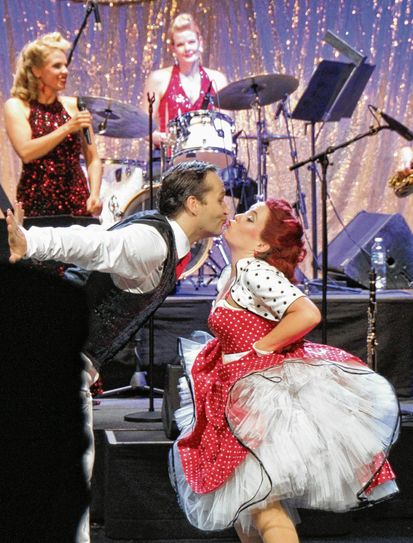 Für Theaterballatmosphäre sorgten auch die Schauspieler als Showtänzer. Foto: Weser