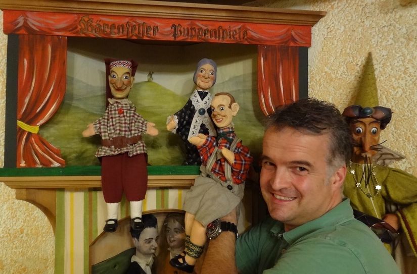 Gastwirt Jan Kempe in seinem Naturhotel Gasthof Bärenfels vor Puppenfiguren von Paul Hölzig.