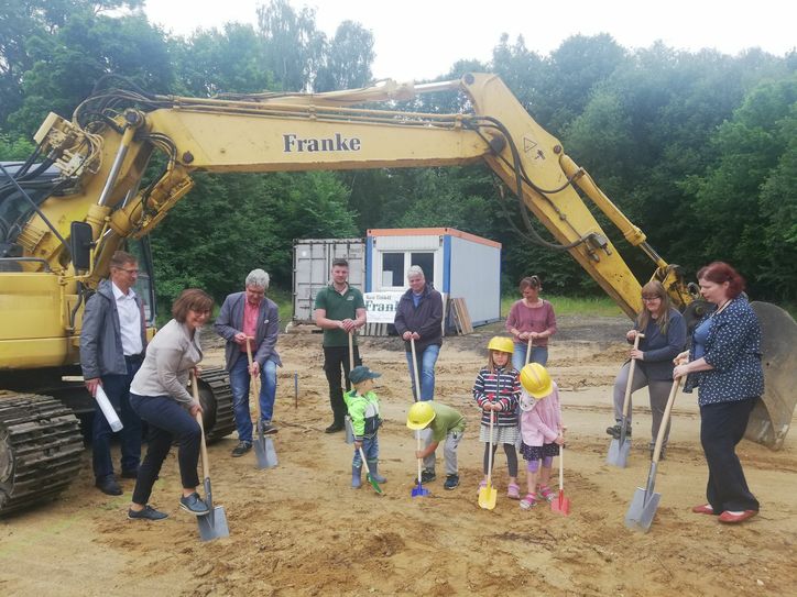 Der erste Spatenstich für die Kinderkrippe fand am 23. Juni statt. Bis Februar 2022 soll der Bau fertiggestellt sein. Foto: Johanniter-Unfall-Hilfe e.V.