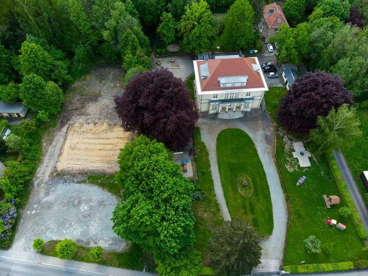 Vogelperspektive: Die neue Kinderkrippe entsteht neben dem Kinderhaus Benjamin. Foto: Johanniter-Unfall-Hilfe e.V.