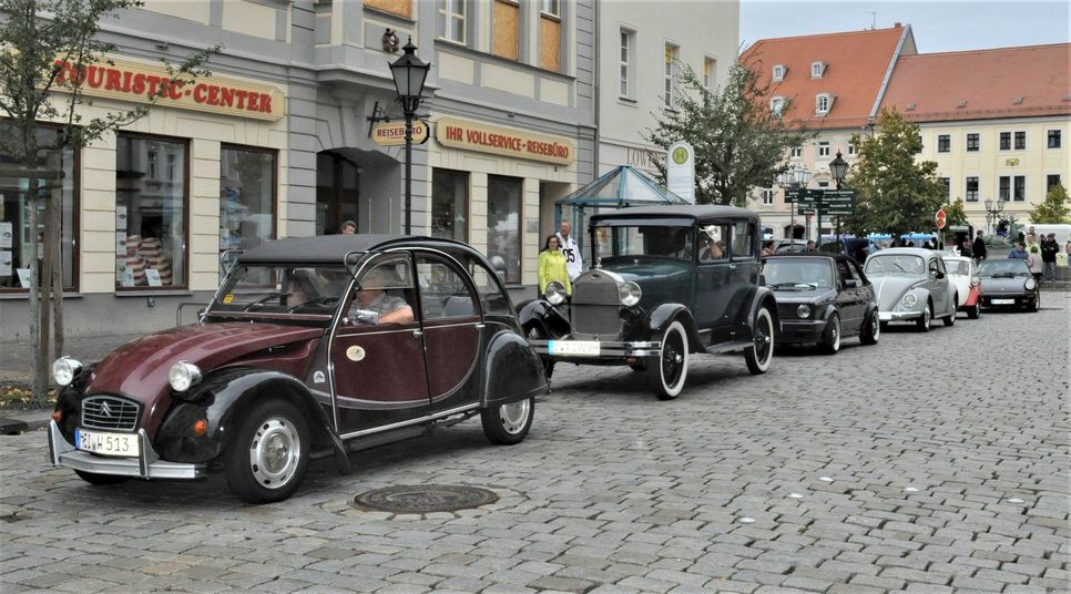 Der Großenhainer Hauptmarkt und der Frauenmarkt werden am 15. August zum neunten Mal zu Fahrerlager des Oldtimertreffens des Motorsportclubs Großenhain. Foto: Müller