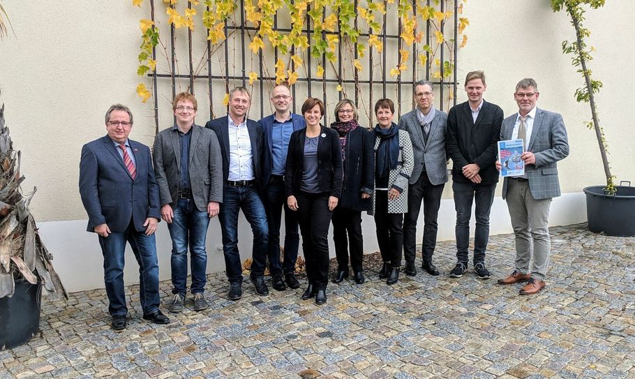 Projektbündnis v.l.:  Peter Liebe (Kreishandwerksmeister), Robert Meyer (Uni Leipzig), Andreas Barth (StA Riesa), Prof. Dr. Dornberger (SMILE/ Uni Leipzig) Josephine Hage (Kreatives Sachsen), Prof. Dr. Schröter-Bobsin (StA Riesa), Sybille Stenzel (Qualifizierungszentrum Region Riesa), Thomas Lehr (Conoscope GmbH), Stephan Franck (KHS Region Meißen), Jens-Torsten Jacob (KHS Region Meißen).           Foto: Kreishandwerkerschaft Region Meißen