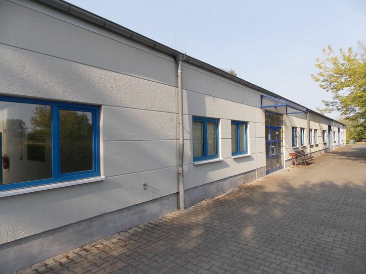 Leere Bauhalle an der Langen Straße  in Riesa wird als Testlabor für neue Handwerksverfahren eingerichtet. Hier könnten Schüler am 3-D-Drucker experimentieren. Fotos (2): Farrar