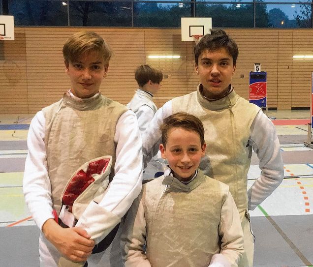 Ruben Lindner (Mitte) hat das gelbe Leader Trikot der Youngster Cup Serie erreicht. Mit ihm zählten zu den Finalisten im Herrenflorett Hannes Nowak und Patrick Wolf. Foto: Peche