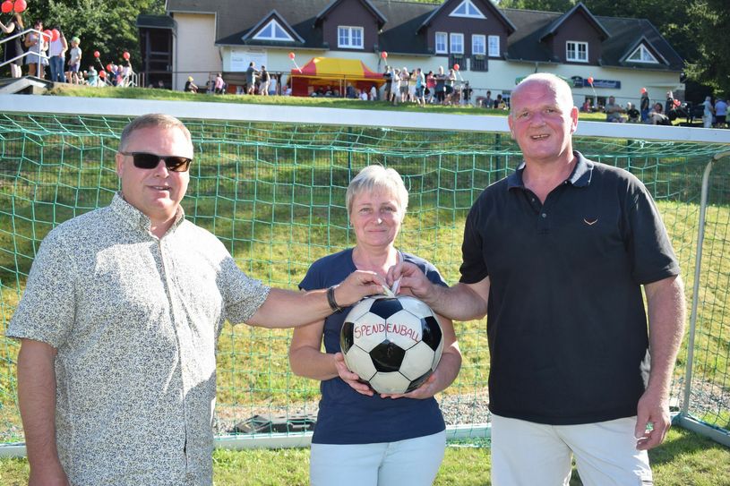 Bürgermeister Jens Zeiler (links), Vereinsvorsitzende Susanna Jähne und der Töpfermeister Edgar Lehmann konnten fleißig Spenden sammeln. Foto: spa