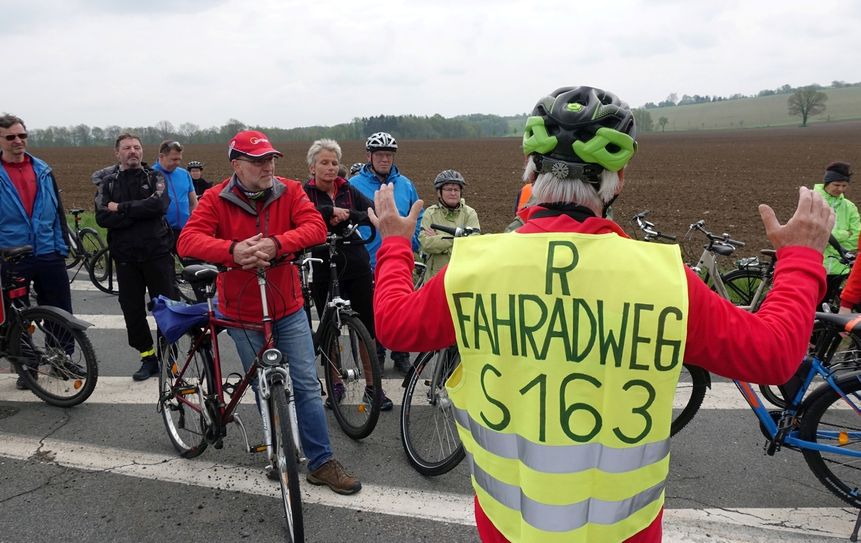 Rund 60 Fahrradfahrer nahmen an der Protestfahrt teil. Ziel ist der nachträgliche Bau eines Radweges an der S163. 			           Foto: Daniel Förster