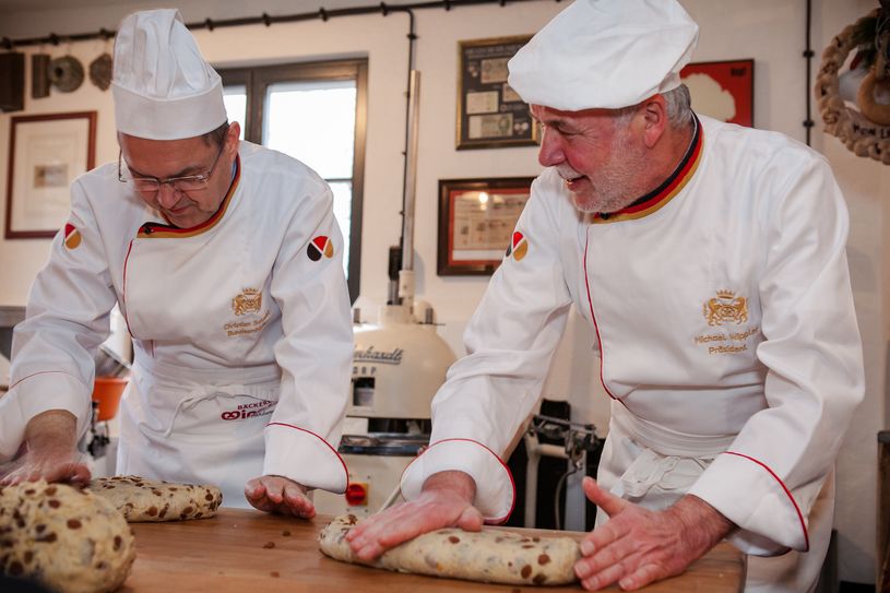 Bundesminister Schmidt und Bäckerpräsident Wippler backen gemeinsam Christstollen. Foto: Zentralverband des Deutschen Bäckerhandwerks e. V.