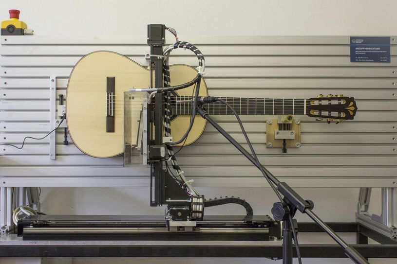 Der Anzupftest der Gitarre untersucht wie lange es dauert, bis ein Ton hörbar ist und wie lange der Ton hörbar bleibt. Foto: Krüger/TUD