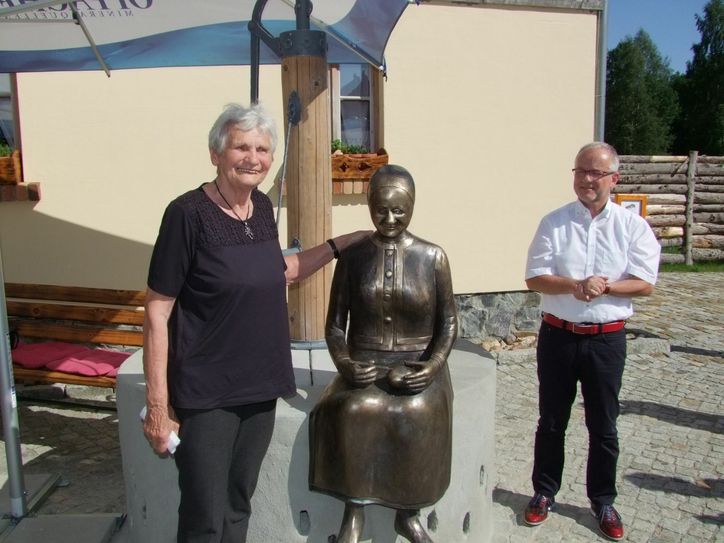 Sieht doch toll aus, nicht wahr? Die Bronzeplastik, die Künstler Harald Lukschanderl schuf, gefällt Gertrud Winzer offensichtlich, und auch Hoyerswerdas Oberbürgermeister Stefan Skora. (Foto: Rainer Könen)