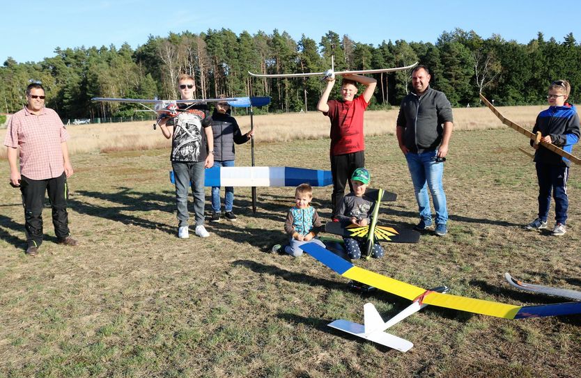 Beim Flugtraining stehend von links: Christian Zoch, Jonas Plützer, Anton Globig, Maxim Möhring, Stefan Heppe und Hendryk Hannich. Vorn der jüngste Flugmodell-Nachwuchs Emil und Lukas Heppe. Foto:ws