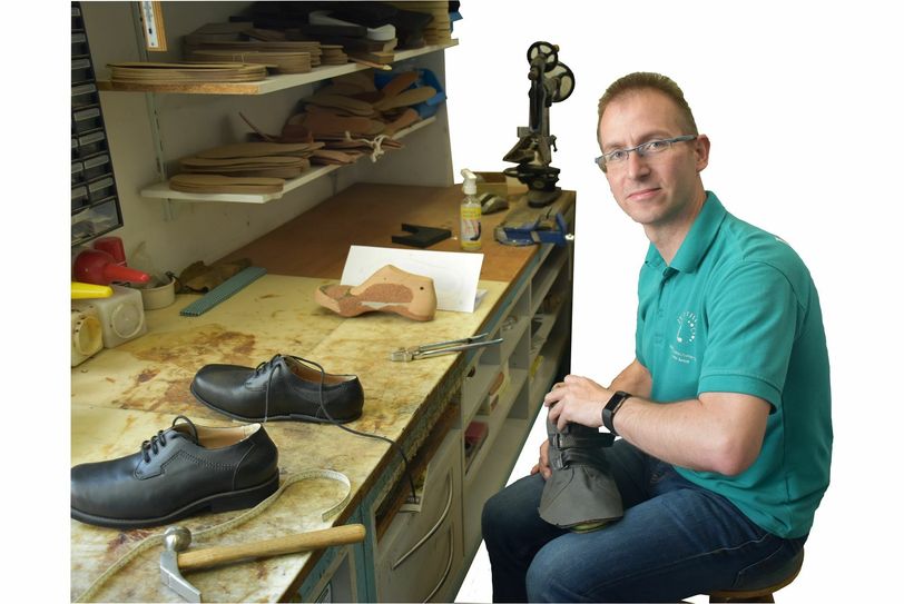 Orthopädieschuhmachermeister Simon Arndt lädt zum Jubiläum ein.  Foto: Trache