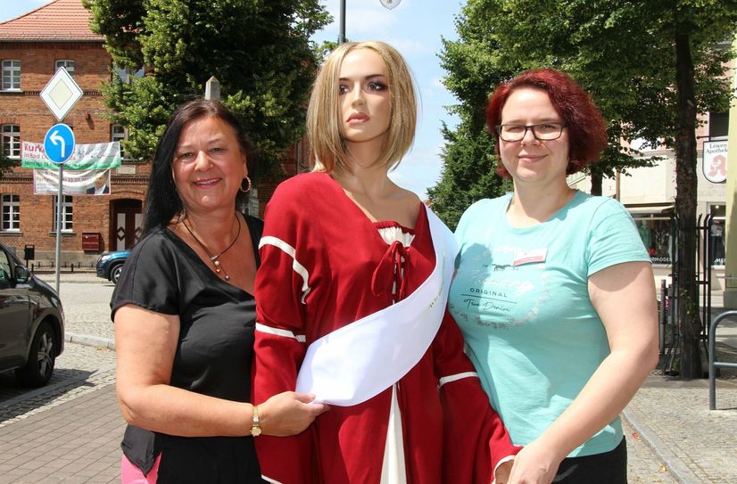 Sind gespannt, wer das 12. Hirtenmädchen Barbara der Kurstadt Bad Liebenwerda werden wird: Kerstin Jahre (li.), Leiterin Tourist Information Bad Liebenwerda, und Roxane Adler (re.) aus dem Bereich Gästeservice mit dem aktuellen »Barbara«-Kleid.