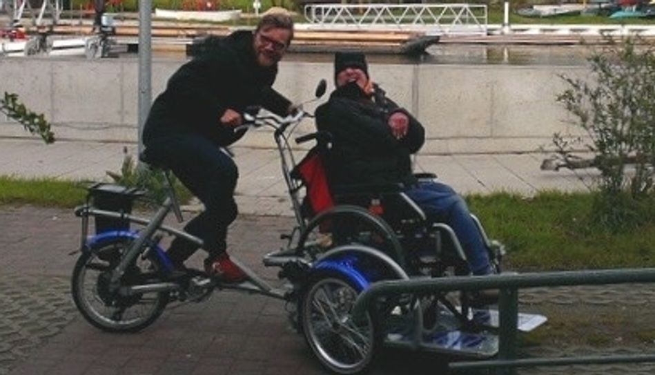 Rolli vorn eingehängt, schon kann die Fahrt mit dem "Velo Plus" beginnen. Foto: Verein