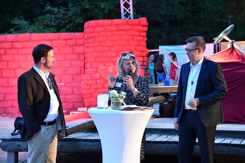 Markus Filenberg, Lions Club, Gabi Grube, Moderatorin, Peter Albert, Bürgerstiftung Cottbus und Region (v.l.) informierten die Besucher über das Bürgerprojekt »Wasserspielplatz« sowie dessen Stand und weitere Vorhaben. Foto: Michael Helbig
