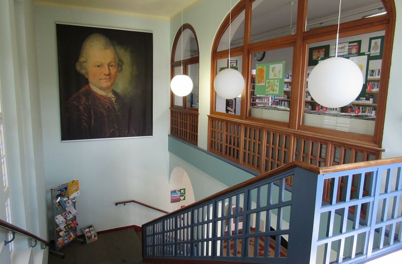 Dieser Eingangsbereich zur Stadtbibliothek gehört bald der Vergangenheit an. Die Einrichtung zieht vom Lessinghaus ins neue Lessing-Gymnasium.