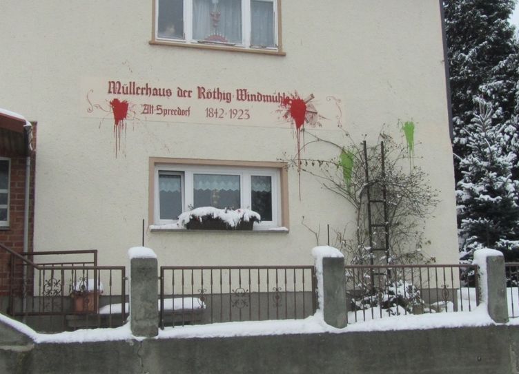 Insgesamt vier Kugeln trafen die Hauswand und hinterließen rote und grüne Farbflecke. Foto: privat