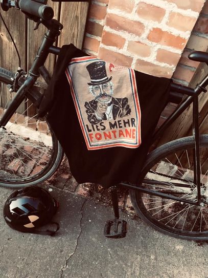 Fontane schreitet auf einem T-Shirt durch den Spreewald. Foto: Atelier Franzka/Ascher