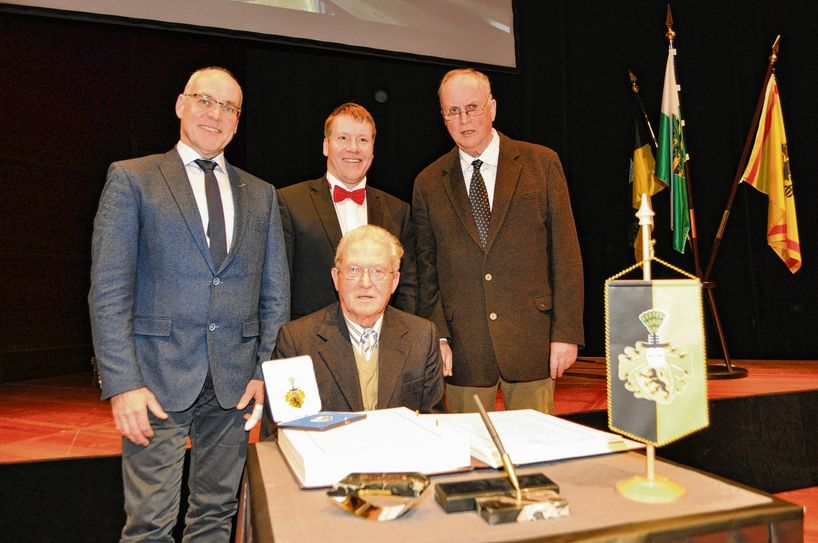Oberbürgermeister Dr. Sven Mißbach (M. hinten) ehrete Sigurd Kohl von der Verkehrswacht (sitzend) und Heimatforscher Dietmar Enge (nicht auf dem Foto) mit der Kleinen Preusker Medaille der Stadt. Als Laudatoren waren Steffen Kirchner (l.) und Reinhard Kißro im Einsatz. Foto: FischerPress