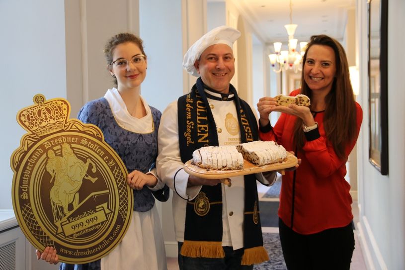 Stollenmädchen Veronika Weber, Bäckermeister Rico Uhlig und Anna Schmidt, Mitglied im Hope Kuratorium, laden am 23. November zum 1. Weihnachtsmarkt zugunsten der Hope Kapstadt Stiftung ein. Foto: Mutschke