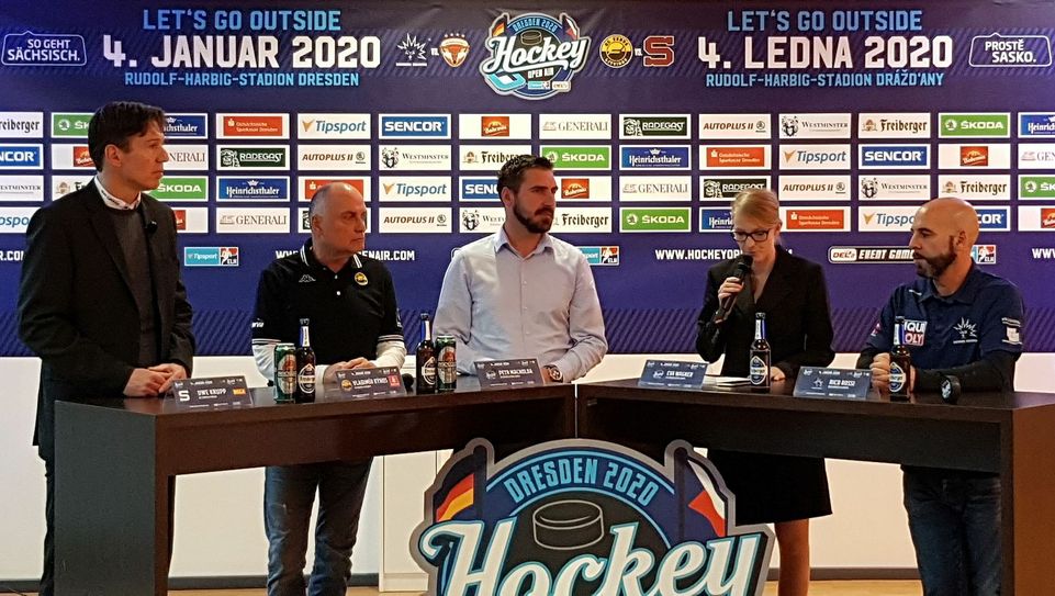 v.l. Uwe Krupp (Cheftrainer HC Sparta Praha), Vladimír Kýhos (Cheftrainer HC Verva Litvínov), Petr Macholda (Ex-Eislöwe und Dolmetscher), Eva Wagner (Geschäftsführerin Eislöwen Event GmbH) und Rico Rossi (Cheftrainer Dresdner Eislöwen)