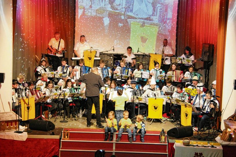 Seit der Gründung leitet Uwe Kamenz die Muskauer Harmonika-Big-Band.