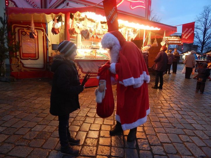 Auch in diesem Jahr erfreut wieder ein ganz besonderer Besuch die Herzen der kleinen Weihnachtsmarktbesucher. Foto: Dany Dawid