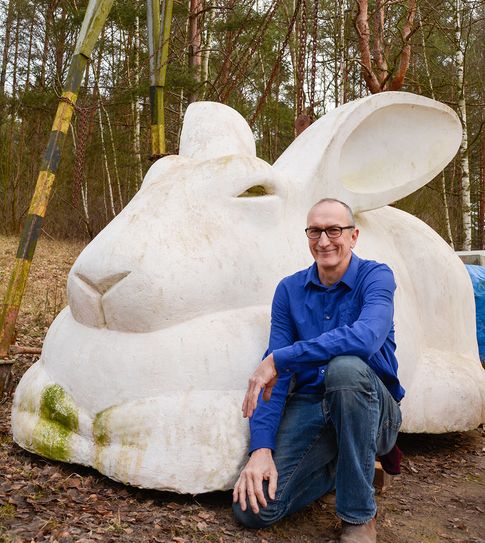 Bildhauer Harald Müller mit seinem Kunst-Objekt „Großer Weißer Hase“. Foto: FF