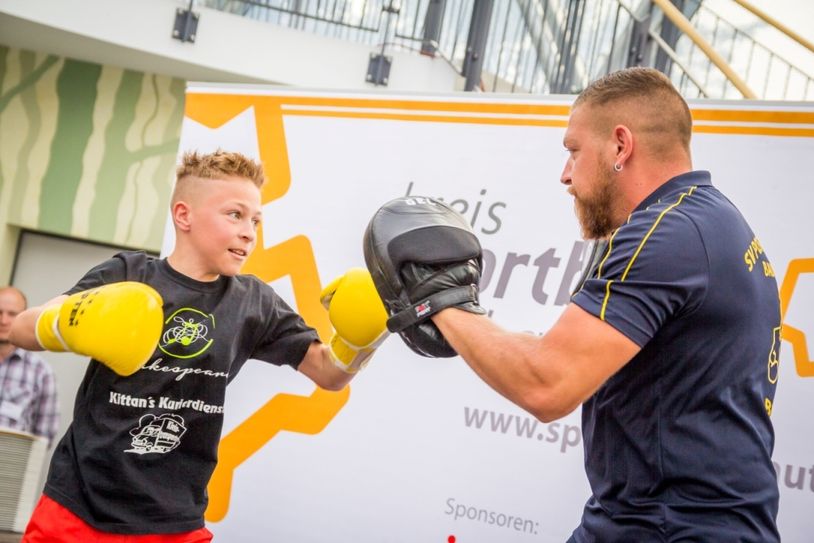 Robby Brückner vom Boxsportverein Post Germania Bautzen mit Sportler Bruno. Foto: Robert Michalk