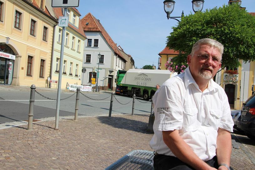 Hans Grübler vom Verein Lebenswertes Strehla gibt Auskünfte zum Sachstand bei der Planung der neuen B 182. Foto: Farrar