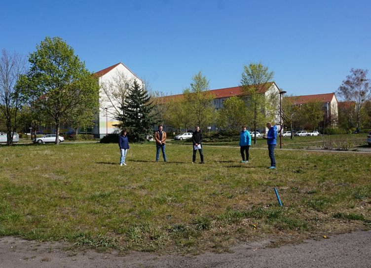 Bauberatung auf der ehemaligen Schlecker-Fläche in Großräschen (vo.re.na.li.): Planer Bodo Möller, Katharina Gnauck (Sachgebietsleiterin Stadtentwicklung), Kollegen der btb Beton- und Tiefbau Bagenz GmbH und Kathrin Herrmann von der GWG. Foto: Stadt Großräschen/Kati Kiesel