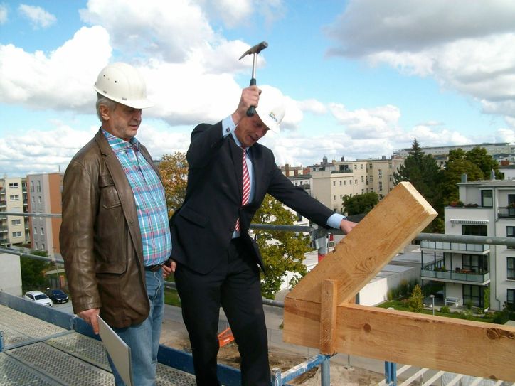 Projektleiter Joachim Käks (li.) schaut OB Kelch beim Richtschlag zu. Foto: emo