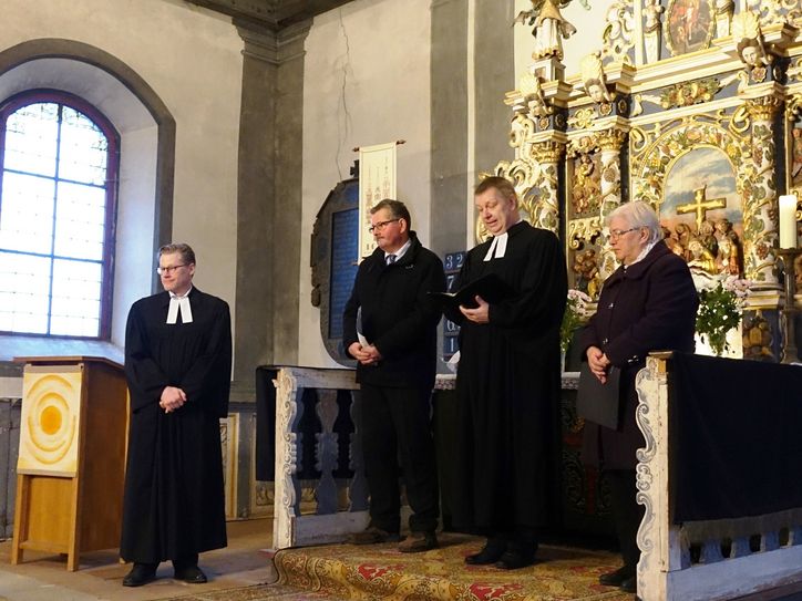 Bei einem feierlichen Gottesdienst ist Pfarrer Arndt Klemp-Kindermann (li.) von Superintendent Thomas Köhler (2.vo.re.), Mitgliedern des Gemeindekirchenrates und der Gemeinde verabschiedet worden. Der Pfarrer verlässt die Pfarrstelle zum 30. Januar. Foto: Franziska Dorn