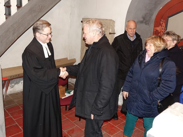 Abschied von Pfarrer Arndt Klemp-Kindermann: Viele Gemeindemitglieder gaben dem scheidenden Pfarrer nach dem Gottesdienst zur Verabschiedung ein persönliches auf den Weg. Foto: Franziska Dorn