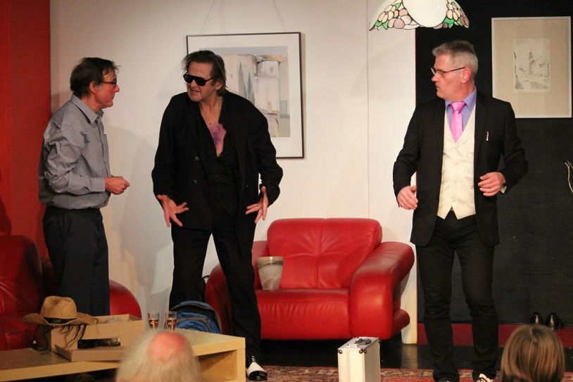 Mit der Komödie „Der Pantoffel-Panther“ mit Gerhard Printschitsch (Mitte) als gefürchteter Mafioso will die TheaterNative C am 6. Juni in eine neue Spielsaison starten. Foto: TheaterNative C