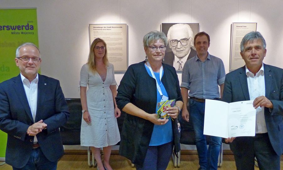 Landrat Harig (rechts) übergab in der Stadtverwaltung Hoyerswerda die Auszeichnung „Ehrenamt des Monats“ an Frau Gabriela Linack (Mitte) im Beisein von Oberbürgermeister Stefan Skora (2.v.l.), der Ehrenamtsbeauftragten des Landkreises, Dunja Reichelt (links) und dem Bürgermeister Mirko Pink (rechts). Foto: Stadt Hoyerswerda