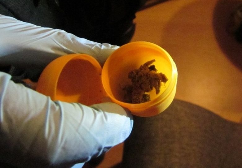 In der Wohnung fanden die Polizisten bereits portionierte und verpackte Drogen. Foto: Polizei
