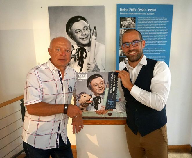 Andreas Fülfe (Sohn von Heinz Fülfe) und Alexander Hesse (Marketingleiter PostModern) bei der Enthüllung der Sonderbriefmarke im StadtMuseum Pirna (v.l.). Foto: PR