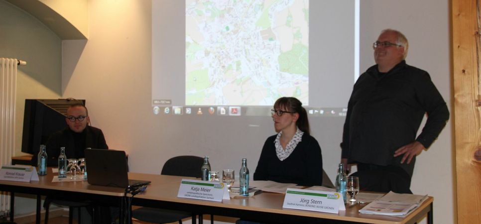 Die Grünen-Landtagsabgeordnete Katja Meier (m.) moderierte die Veranstaltung in Kamenz, bei der Konrad Krause (l.), Geschäftsführer des ADFC, die Ergebnisse des Fahrradklimatests vorstellte. Stadtrat Jörg Stern (Bündnis90/Grüne, r.) erläuterte anschließend, welche Maßnahmen für den Radverkehr bereits umgesetzt bzw. in Planung sind.