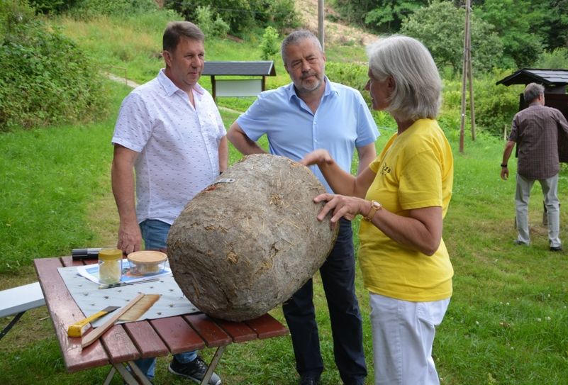 Michael Geisler (mi.) lässt sich vor Ort alles genau erklären. Foto: Landratsamt