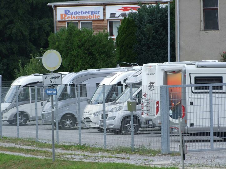 Bei »Radeberger Reisemobile« steht in diesen Tagen das Telefon nicht mehr still. Zahlreiche Radeberger wollen derzeit mit dem Wohnmobil in den Sommerurlaub fahren. Foto: Rainer Könen
