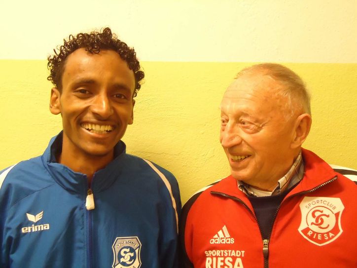 Lauftalent Teklemariam aus Eritrea trainiert jetzt bei SC-Leichtathletik-Urgestein Gunter Engelbrecht.  Foto: SC