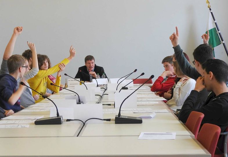 Abstimmung im Jugendstadtrat beim Planspiel Kommunalpolitik: Man war sich nicht immer einig.  Fotos: Farrar