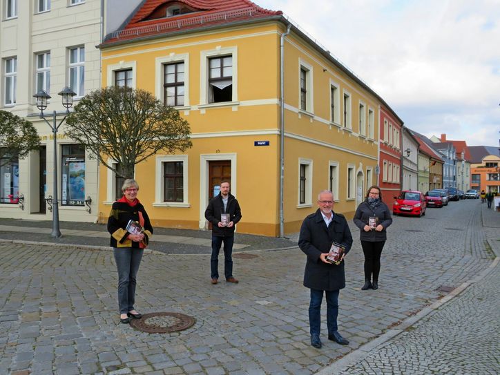 Autorin Ursula Philipp, Historiker Marcel Steller, Oberbürgermeister Stefan Skora und Projektleiterin Boglarka Ilona Szücs (v.l.n.r.) stehen vor der ehemaligen Bäckerei Salzenbrodt/Druschke in der Spremberger Straße 16. Foto: Silke Richter