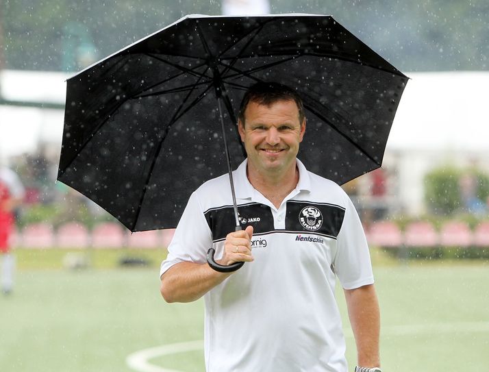 Sprichwörtlich im Regen steht jetzt Thomas Hentschel – der Trainer der FSV Budissa Bautzen wurde beurlaubt. Foto: Zettl