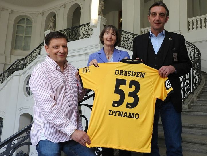 Der Sportdirektor der SG Dynamo Dresden, Ralf Minge sowie der Fußballhistoriker Jens Genschmar werden das Trikot überreichen. Foto: Pönisch
