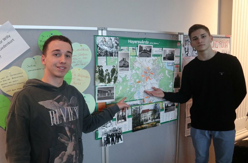 Erik Peter (17, l.) und Paul Michling (17, r.) aus der Klasse 11 I des Christlichen Johanneum-Gymnasiums befassten sich im Projekt »Wider das Vergessen« mit dem bewegenden Schicksal der Puppenspieler-Familie Blum. Diese Sinti und Roma Familie lebte einige Jahre in der Stadt Hoyerswerda.