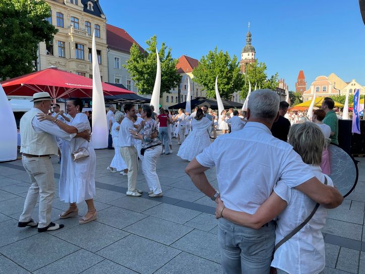 Mehrere hundert Cottbuser feiern die dritte Cottbuser Walzernacht auf dem Altmarkt.