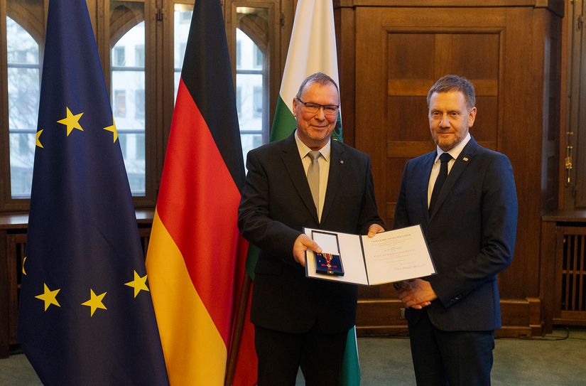 Dr. Christoph Meißner (li.) und Ministerpräsident Michael Kretschmer bei der Verleihung in Dresden.